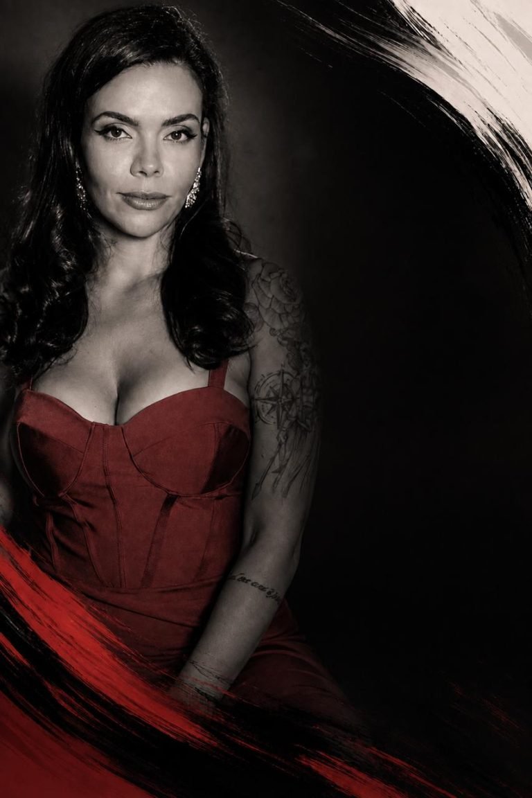 Retrato artístico de Daiana Fernandes, com tons escuros e detalhes em vermelho.
