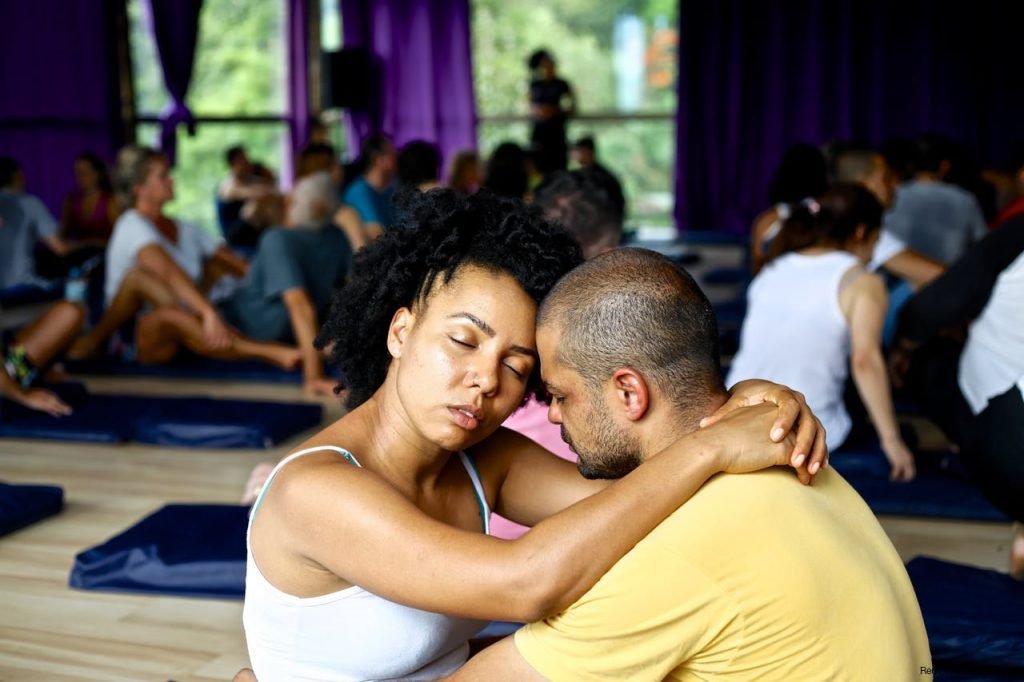Duas pessoas em um abraço durante uma vivência em grupo