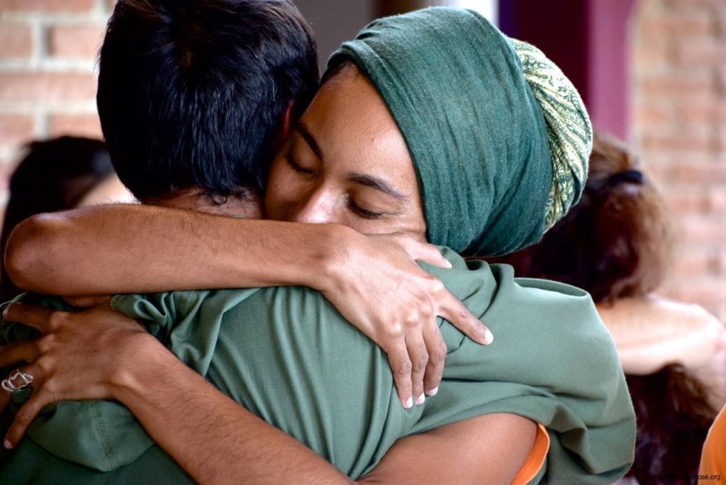 Abraço entre participantes de uma vivência