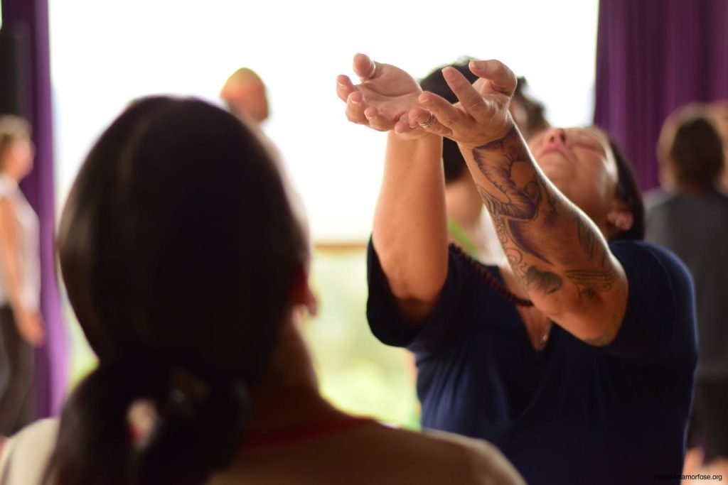 Participante explorando movimentos dos braços em uma vivência