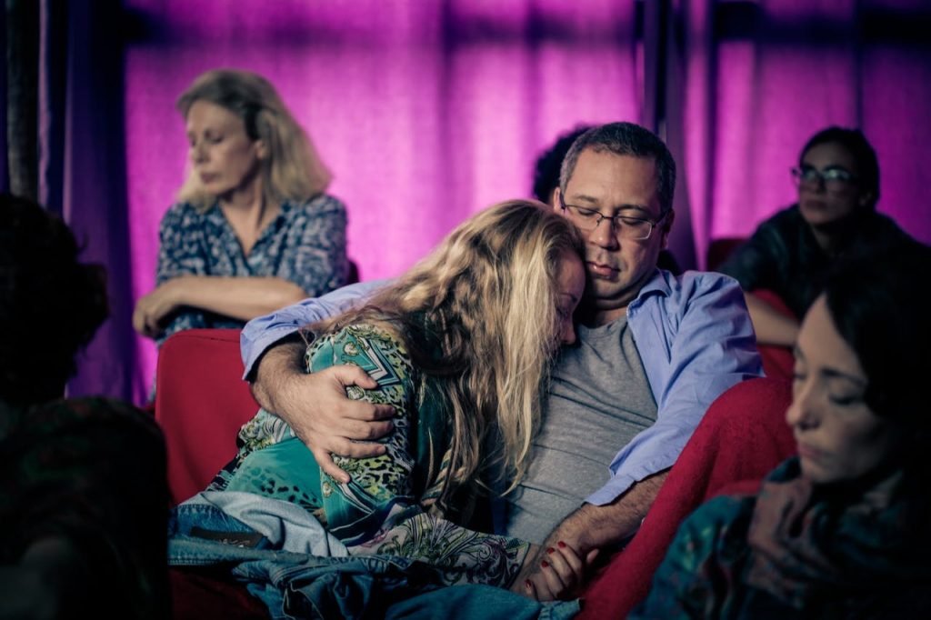 Pessoas compartilhando um momento de acolhimento